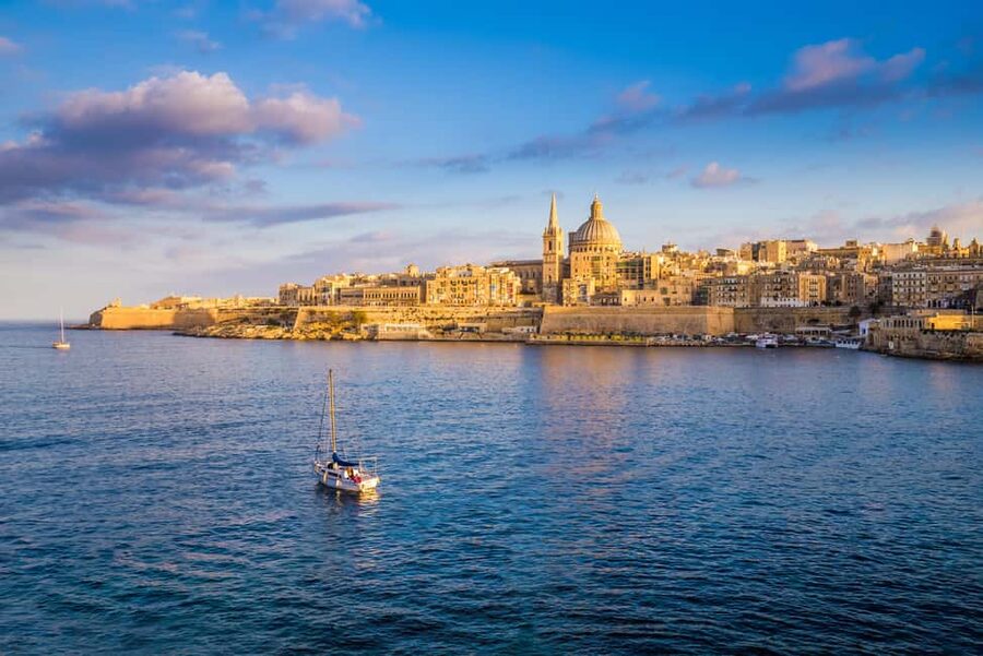 1-Day Hop-On Hop-Off Bus + Harbour Cruise (CMO) - Start with the right route for your day