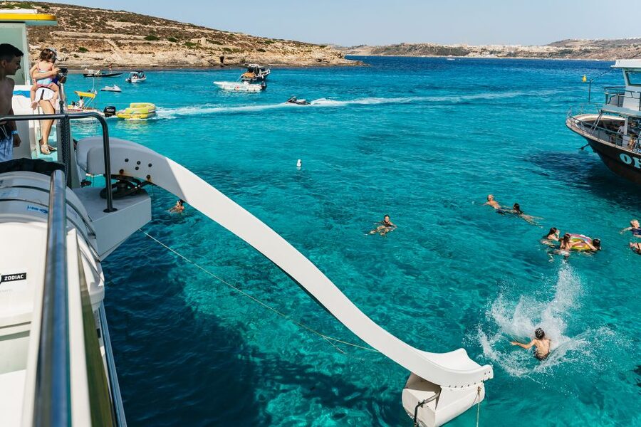 Comino: Blue Lagoon, Crystal Lagoon, and Seacaves Tour - Food, drinks, shade, and the race for a sunbed