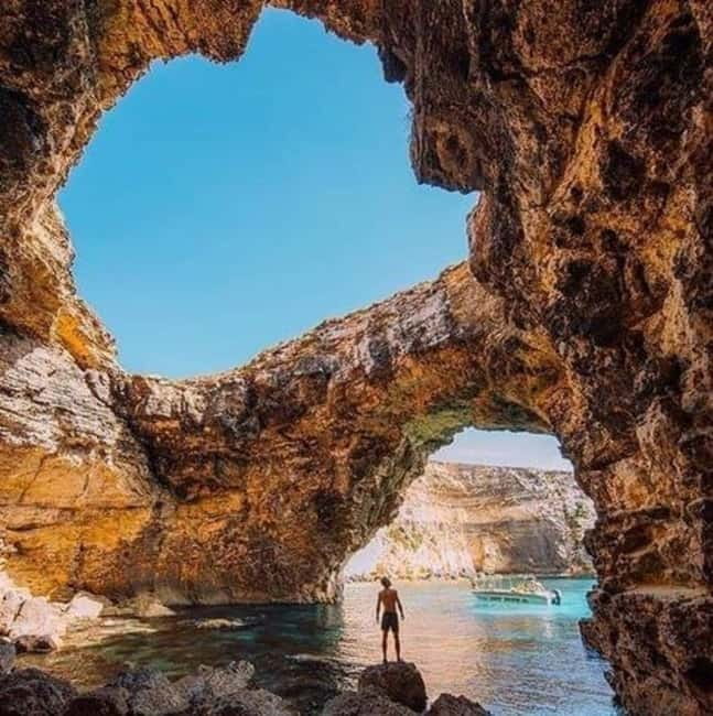 Comino & Gozo: Blue & Crystal Lagoons Cruise with Sea Caves - The first cruise past Comino’s rocky shore