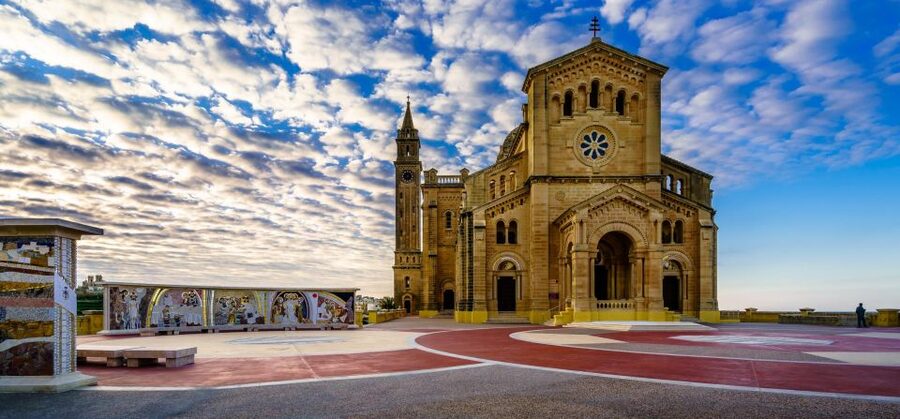 From Sliema: Gozo, Comino & The Blue Lagoon Boat & Bus Tour - The return route past the sea caves