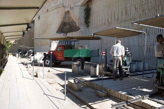 Hagar Qim temple (UNESCO), Limestone Heritage & Marsaxlokk Market guided tour - Ghar Dalam Cave: Malta’s prehistoric connection