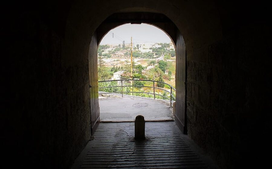 Malta: Mdina and Rabat Walking Tour with Catacombs - Crossing into Rabat for a different side of Malta