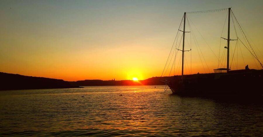 Malta: Private Sunset Boat Trip to Comino and Blue Lagoon - Cirkewwa Jetty: getting on the water