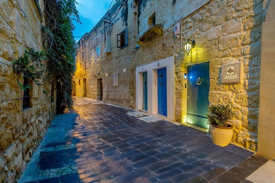 Mdina: Valletta Waterfront Area, Mdina, and Rabat Night Tour - Rabat reveals Malta’s everyday old streets