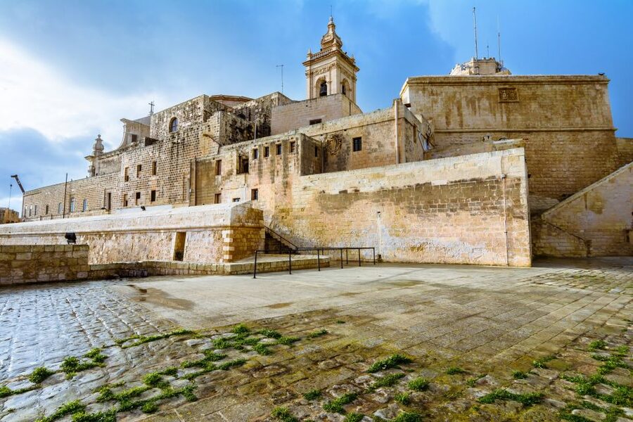 Sliema or St. Paul's Bay: Best of Gozo and Comino Day Trip - Walking Comino beyond the swimming stop