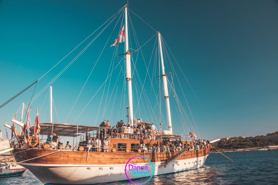 Sliema: Sailboat Party with an Open Bar, Food, and Swimming - Boarding Faith in Sliema at 18:30