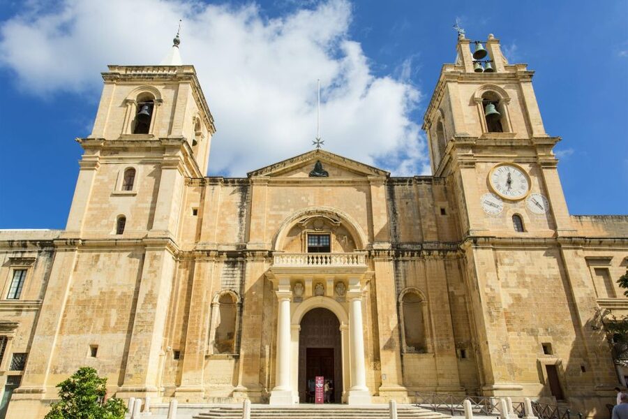 Valletta: Private Insider Walking Tour with Licensed Guide - Valletta’s narrow streets and Baroque character