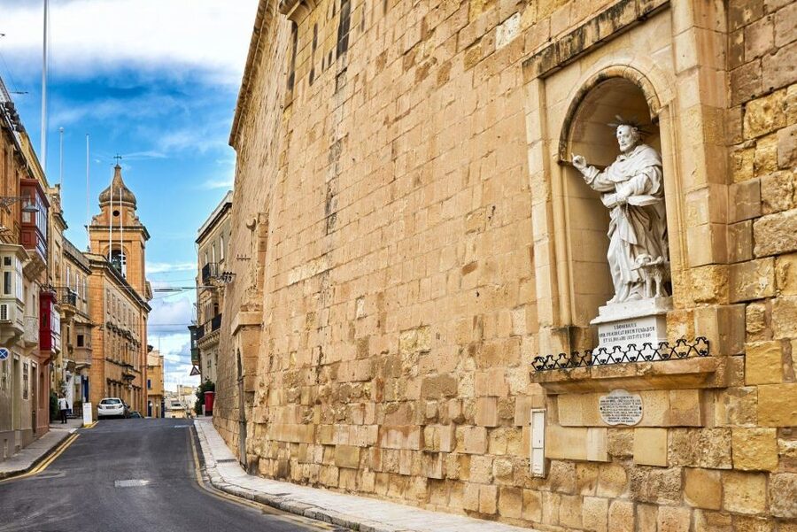 Valletta: Self-Guided Historical Walking Tour (Audio Guide) - Auberge de Castille, St. James Cavalier, and Fort Saint Elmo